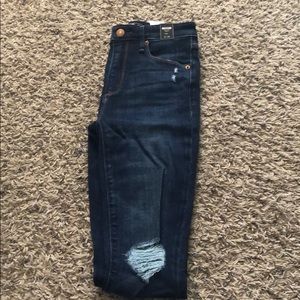 (NEW) Abercrombie & Fitch Ripped Denim Jeans
